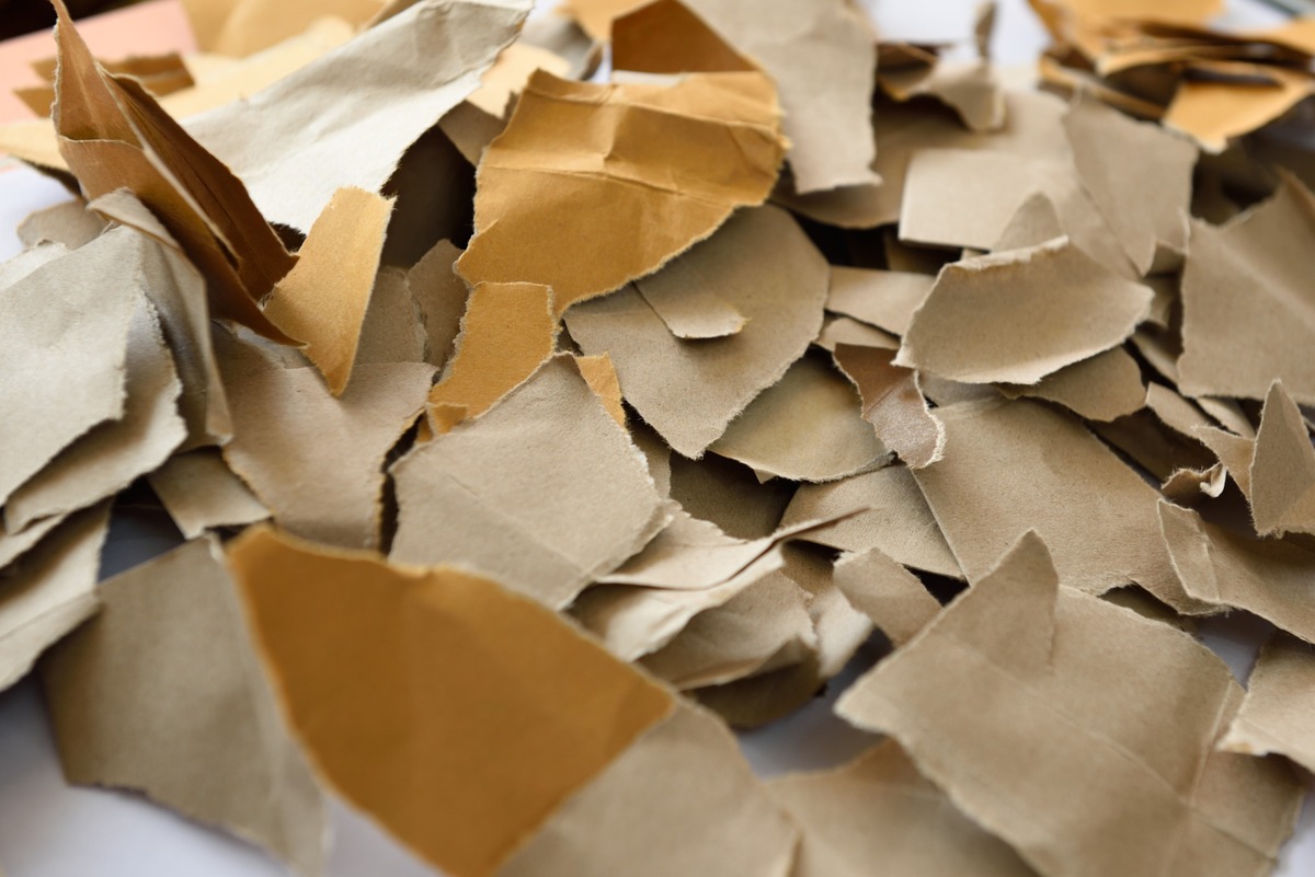 troszos de papel reciclado